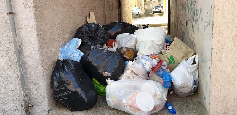 Cagliari, porta a porta e caos rifiuti a San Michele: “Spazzatura in strada da 10 giorni”