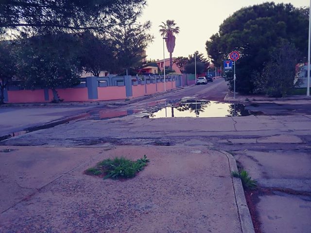 Flumini, vivere con l’odore delle fogne in strada a Su Stangioni: “Noi, dimenticati dal Comune”