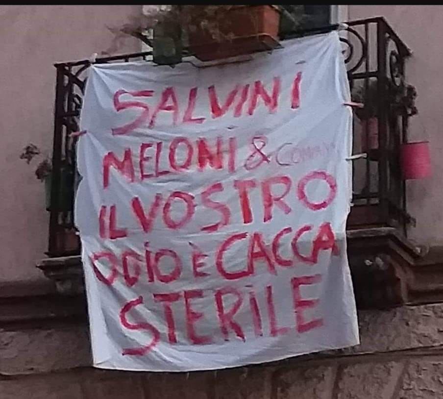 Coppia sarda indagata per lo striscione contro Salvini e Meloni: rischiano multa da 5mila euro
