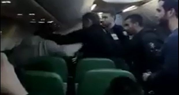 Terrore in aereo, minaccia di uccidere tutti e muore di infarto dopo aver tentato di strangolare una donna