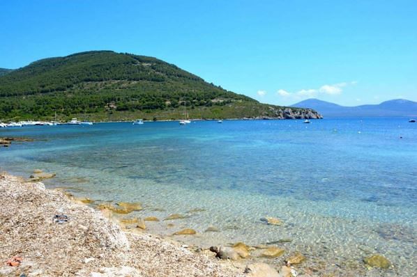 Due chili di rifiuti ogni chilometro quadrato nel mare di Sardegna: Nautic Event ad Alghero, Porto Conte in prima fila