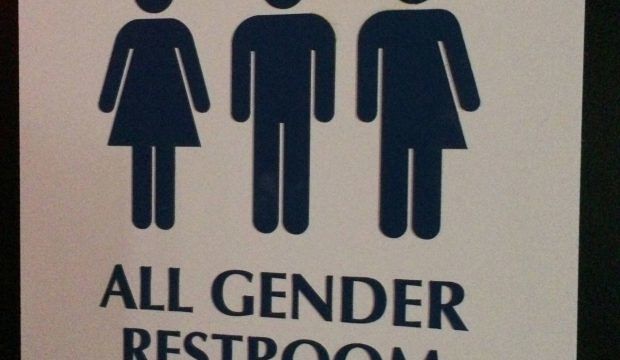 Gli studenti trans potranno scegliere in quale bagno della scuola andare