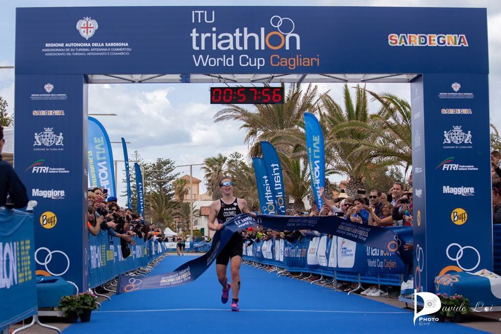 Alistair Brownlee trionfa a Cagliari nella World Cup di triathlon in un magnifico Poetto