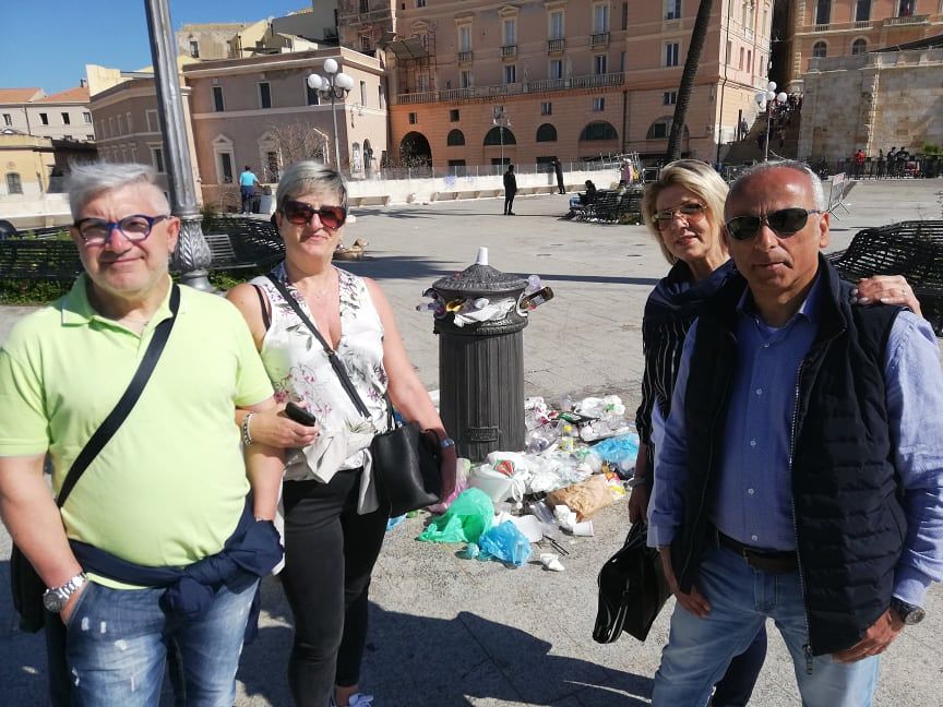 Turisti a spasso tra i rifiuti al Bastione: “Complimenti per la sporcizia, ma a Cagliari i controlli non esistono?”