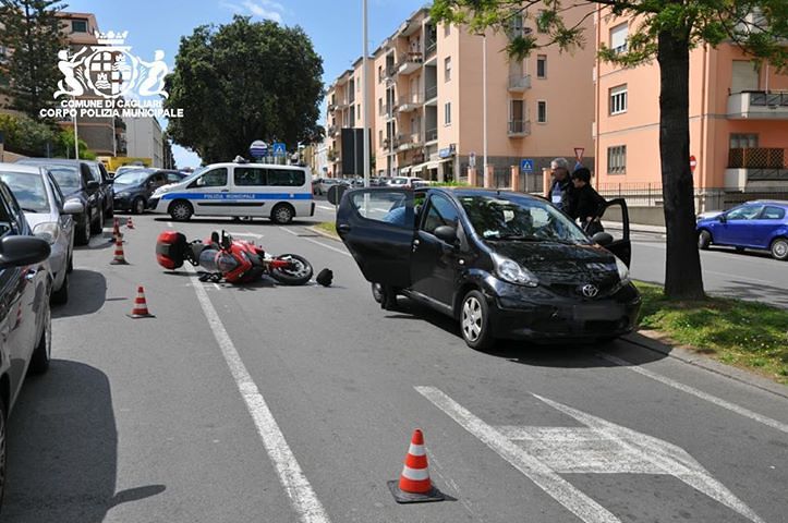 Monte Urpinu, crash tra una Aygo e una moto Ducati: centauro ferito e portato al pronto soccorso