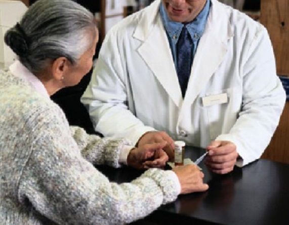 Cagliari, l’odissea di una nonnina: “Esce dall’ospedale e le negano il bagno in farmacia”