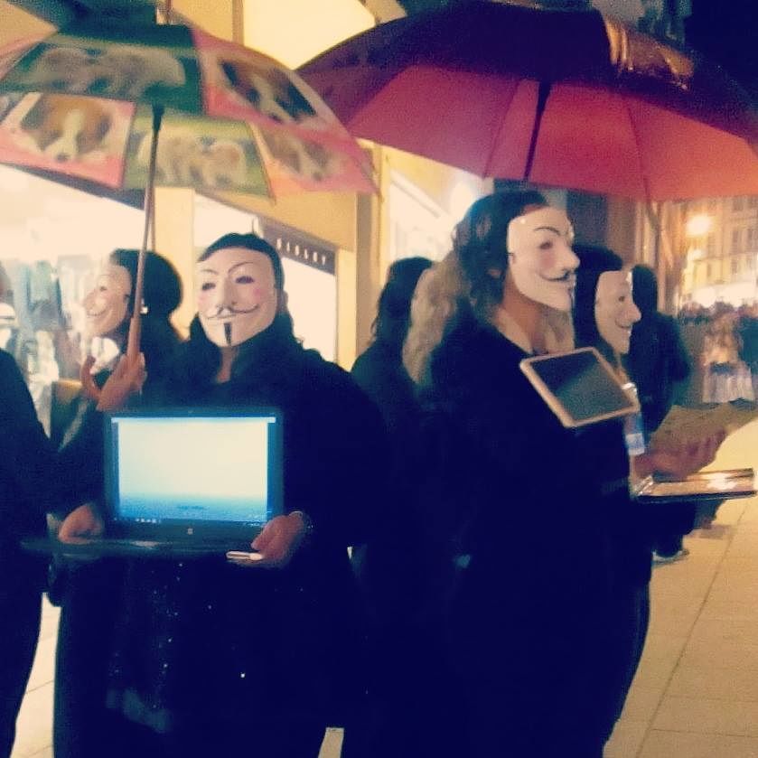 Cagliari, i vegani scendono in piazza: “Tutti mascherati per proiettare video di animali sfruttati”