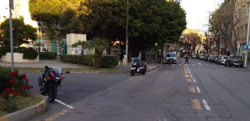 Incidente a Cagliari, scooter contro moto in via Pessina: un ferito