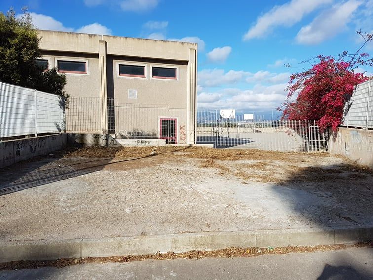 Cagliari, allarme in via Codroipo: rifiuti, siringhe e preservativi accanto all’asilo delle suore