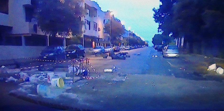 Quartu, spazzatura in strada e roghi di rifiuti in via della Musica. L’assessora: “Delinquenti”