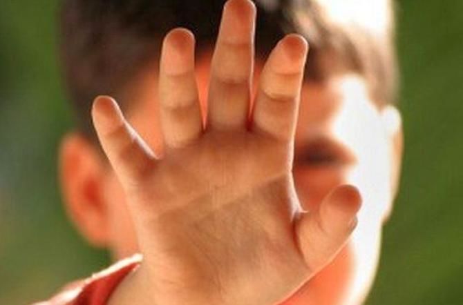 Bimbo di 2 anni trovato morto, il papà confessa: “L’ho picchiato fino ad ucciderlo”