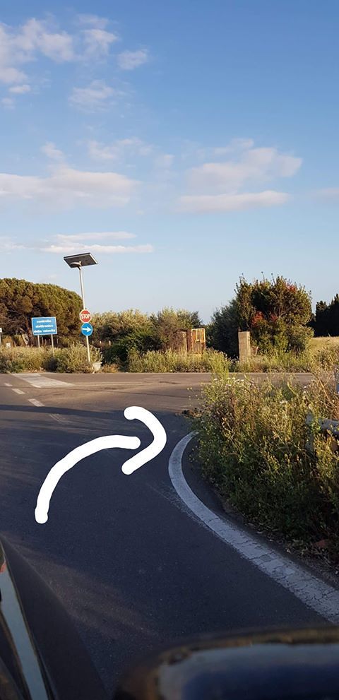 Voragine in strada a Quartello, i residenti: “Pericolo per ciclisti, motociclisti e pedoni”