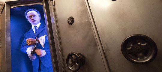 Tenta di imitare Houdini, ma muore annegato