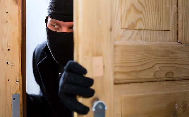 Proprietari in vacanza, ma i ladri non vanno in ferie: consigli utili per evitare i furti in casa