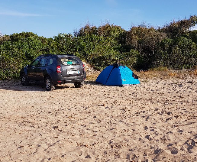Alghero, rieccoci con i cafoni da spiaggia: con l’auto sull’arenile, il Wwf chiama i Barracelli