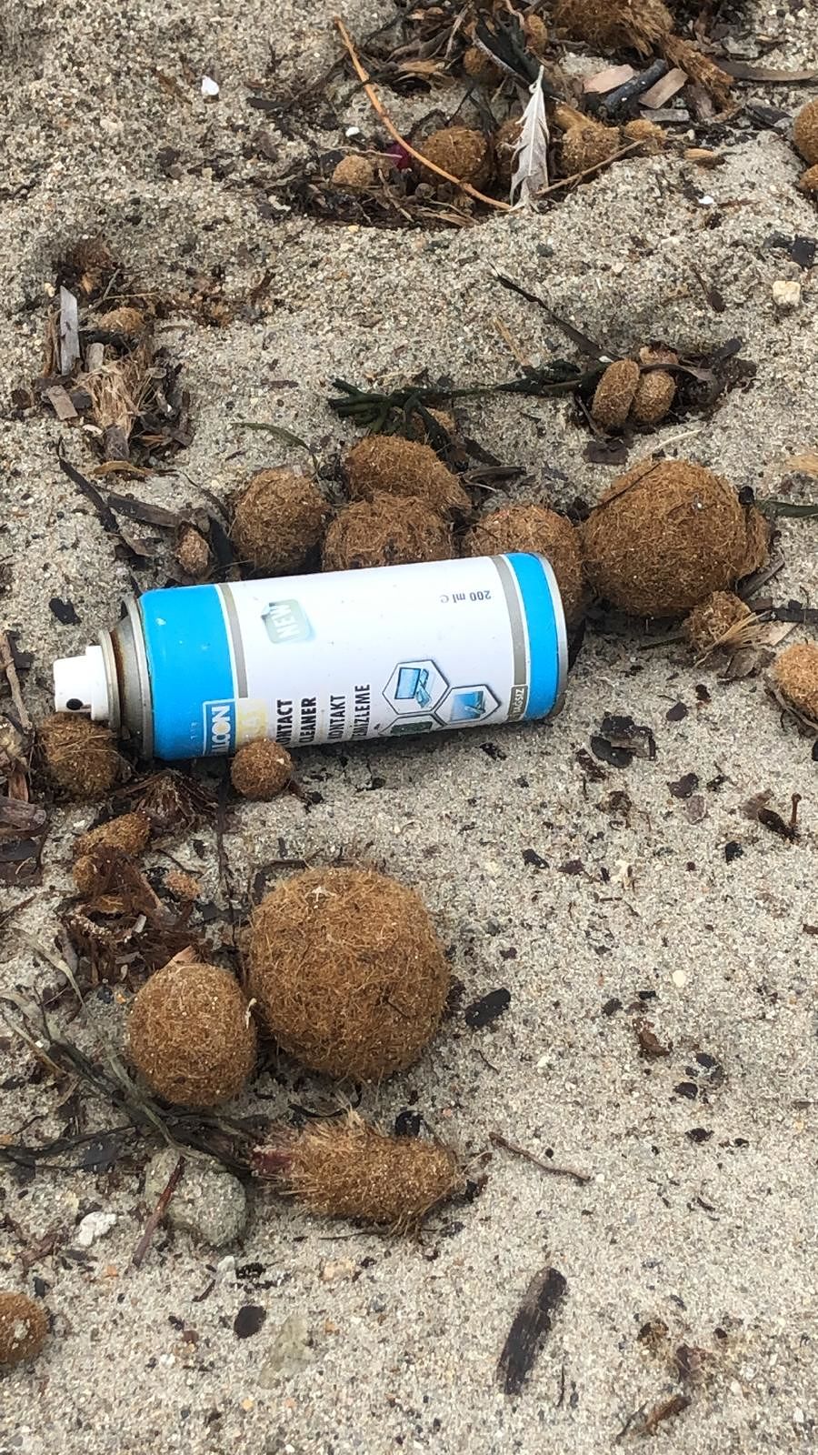 Lattine, bombolette spray e plastica: tappeto di rifiuti sulla spiaggia del Poetto