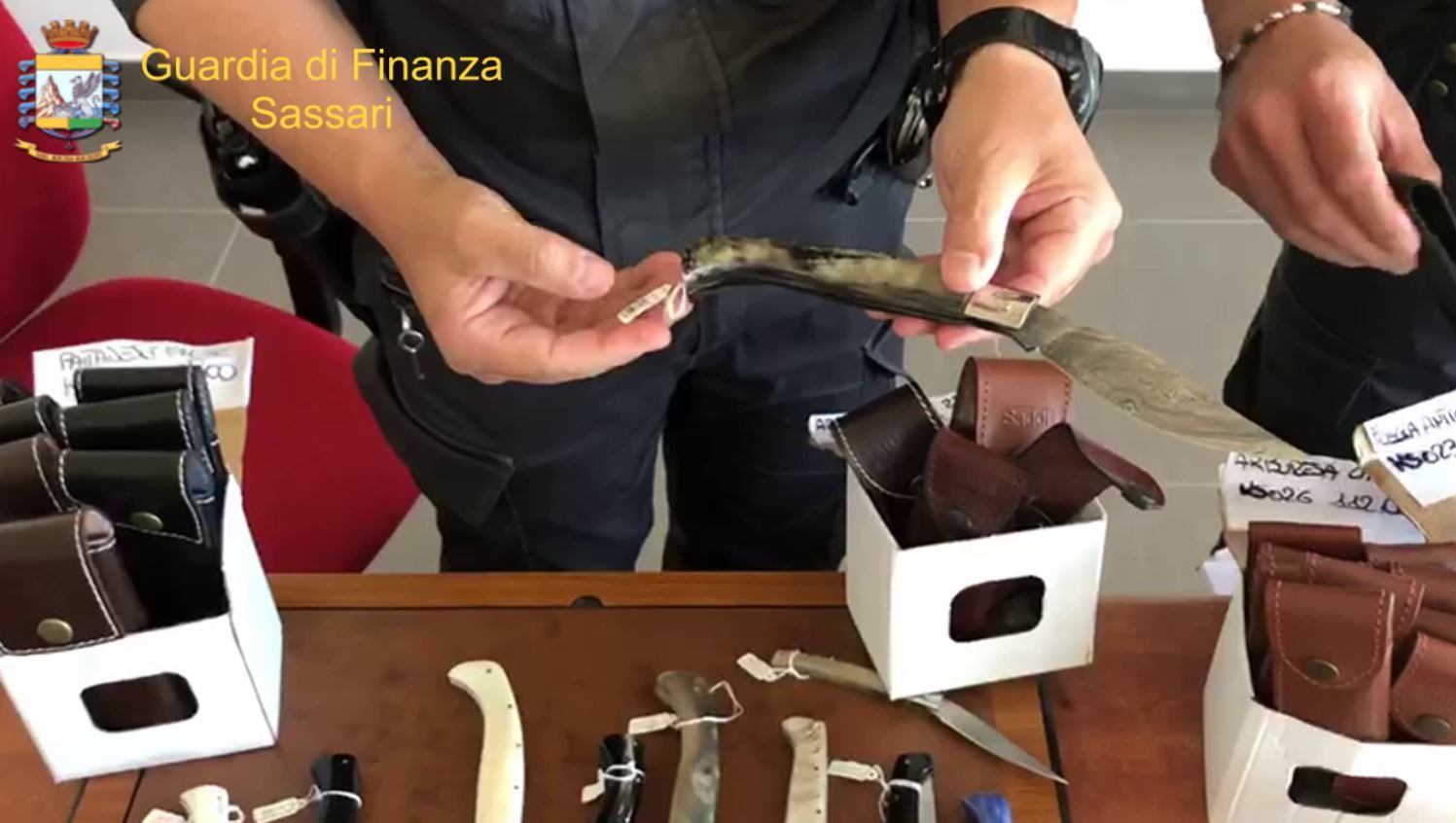 Business delle false “pattadesi” prodotte in Pakistan: una denuncia a Cagliari, mille coltelli sequestrati