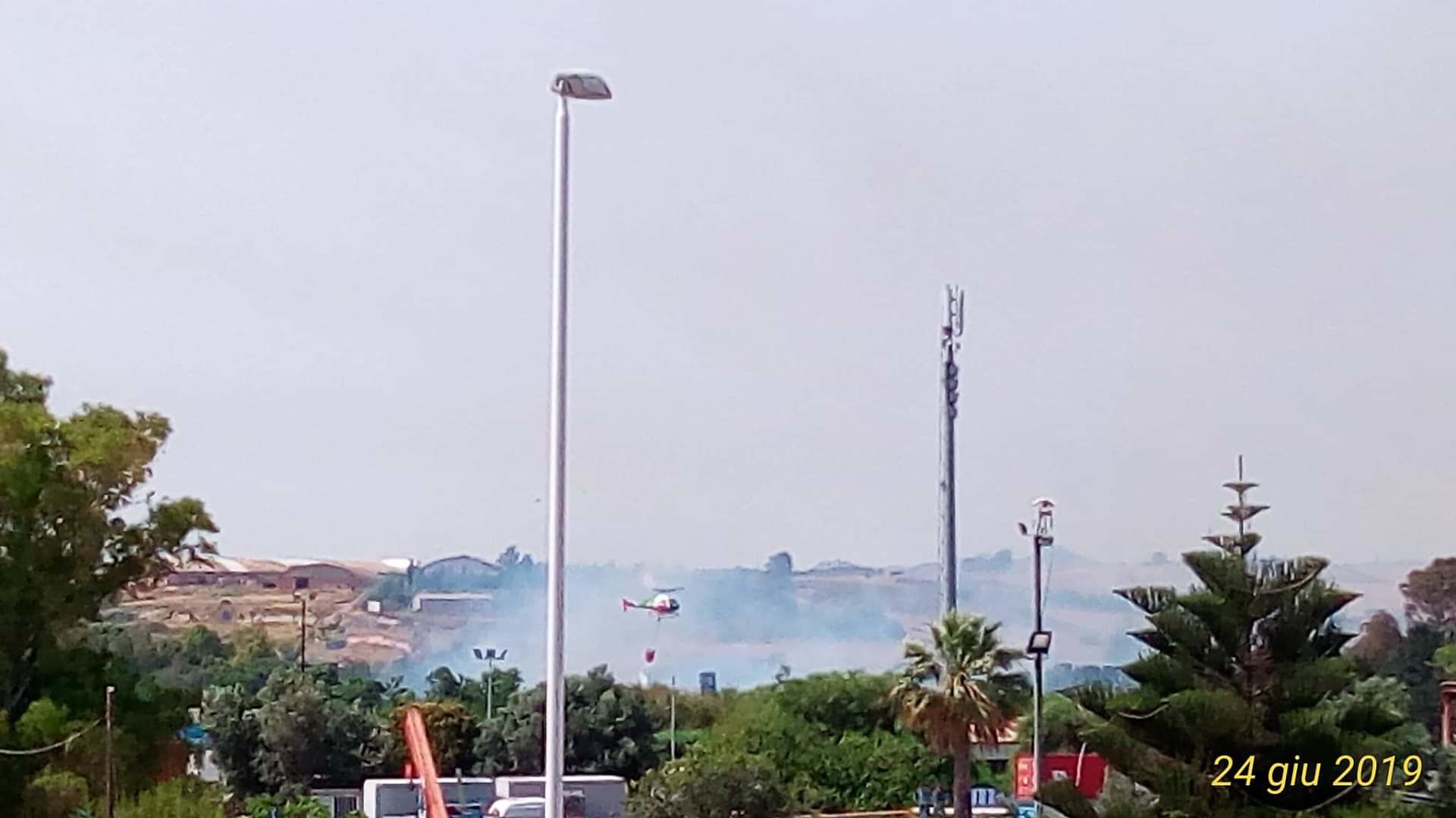 Incendio all’uscita da Cagliari, traffico in tilt deviato a causa delle fiamme a bordo strada