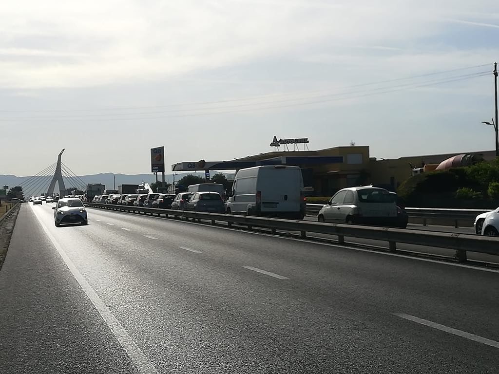 Automobilisti tutti in fila sulla statale 554: lo sfalcio dell’erba provoca i maxi ingorghi sotto il sole