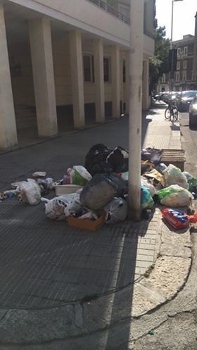 Cagliari, discarica in pieno centro: “Ho segnalato una settimana fa, nessuno interviene”