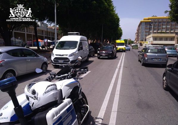 Cagliari, auto travolge due minorenni mentre attraversano la strada: uno finisce all’ospedale