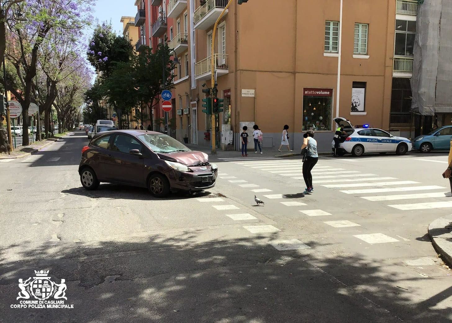Cagliari, auto “brucia” il semaforo rosso all’incrocio e provoca un incidente: un ferito