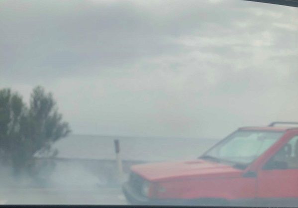 Strano fenomeno di “autocombustione” delle “palle di mare”: 195 invasa dal fumo