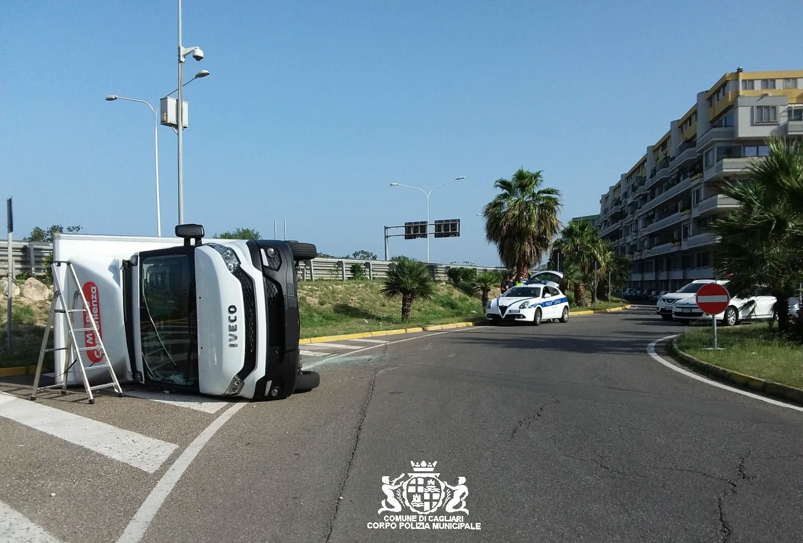 Paura a Cagliari, camion si ribalta in via Is Guadazzonis