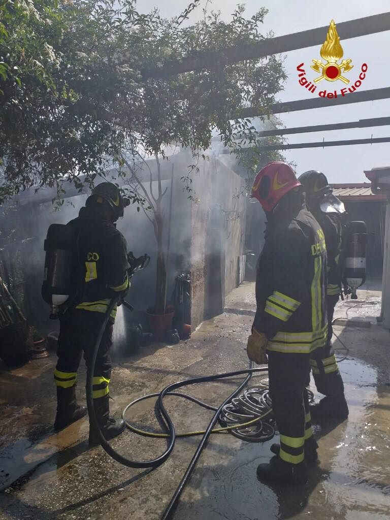 Domusnovas, fiamme nel ripostiglio di una casa: paura per la presenza di una bombola gpl