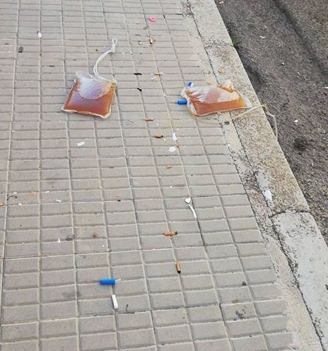 Caos rifiuti a Cagliari, in via Monte Santo spuntano due sacche mediche colme di urina