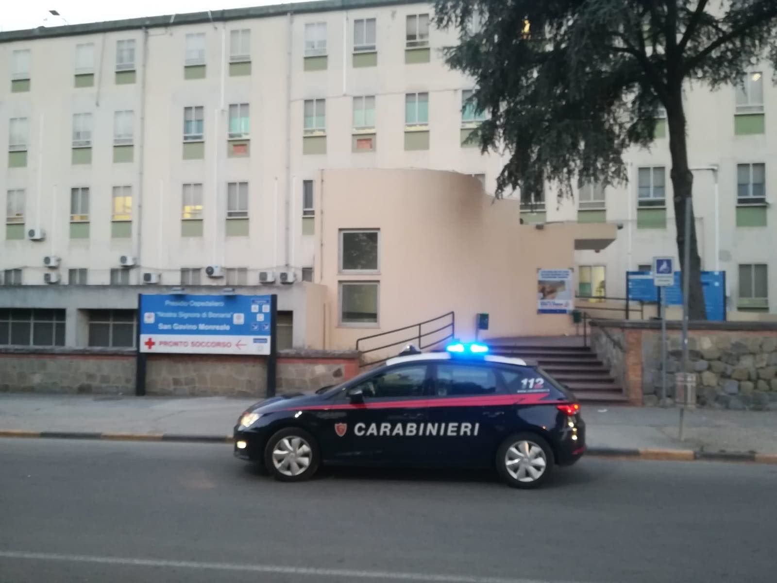 Ruba i portafogli di due medici dall’ospedale di San Gavino, i carabinieri lo trovano al bar: arrestato