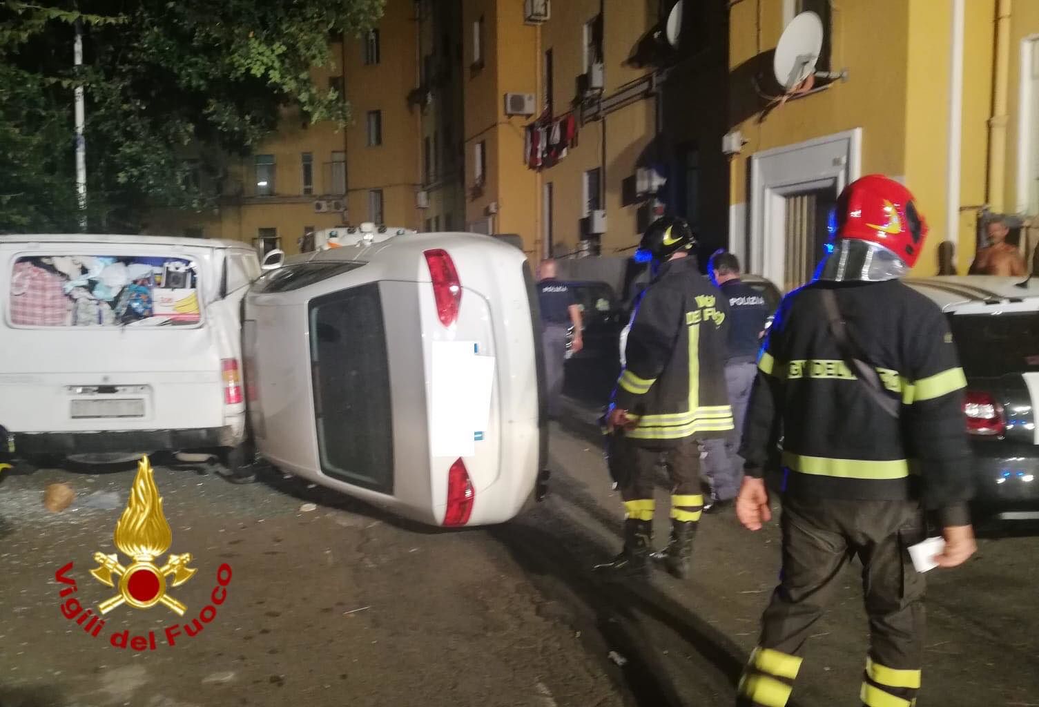 Strano incidente nella notte a Cagliari: si schianta sulle auto in sosta ma del conducente nessuna traccia