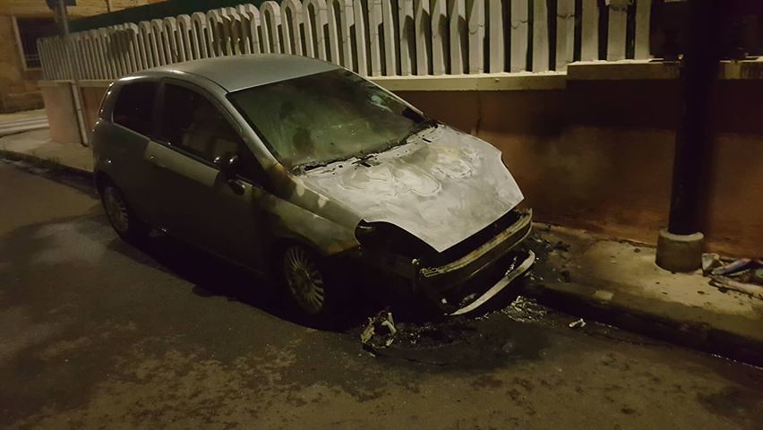 Auto distrutta dalle fiamme nella notte a Selargius: “Mi hanno rovinato”