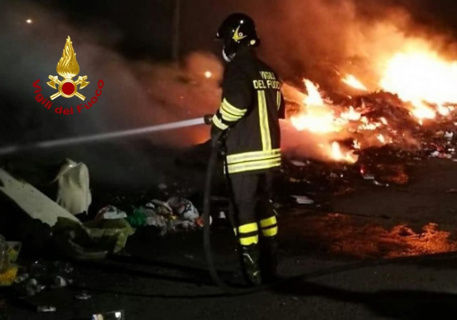 Cagliari, vasto incendio a Santa Gilla: in fiamme vegetazione e rifiuti