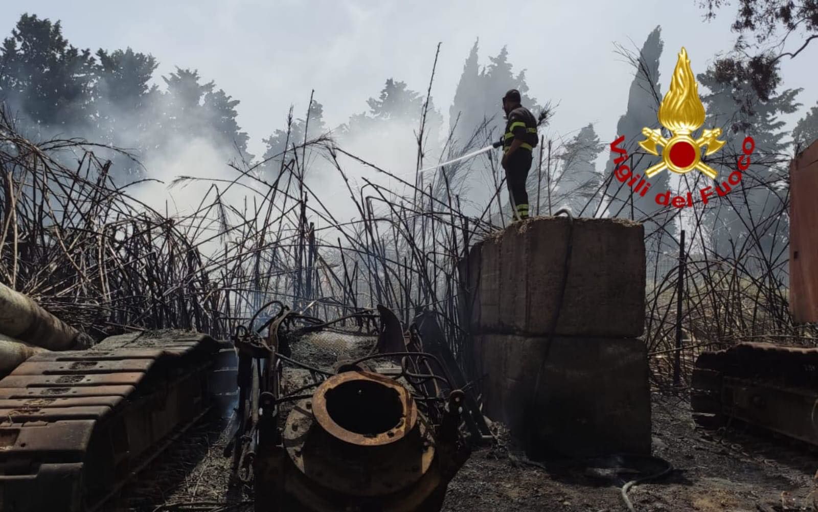 Pomeriggio di fuoco per i vigili: roghi in varie zone tra Cagliari e Hinterland