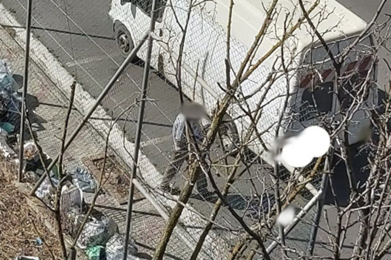 Sestu, getta una valanga di rifiuti sul marciapiede: “Caro ‘caddozzo’, ti ho fotografato”