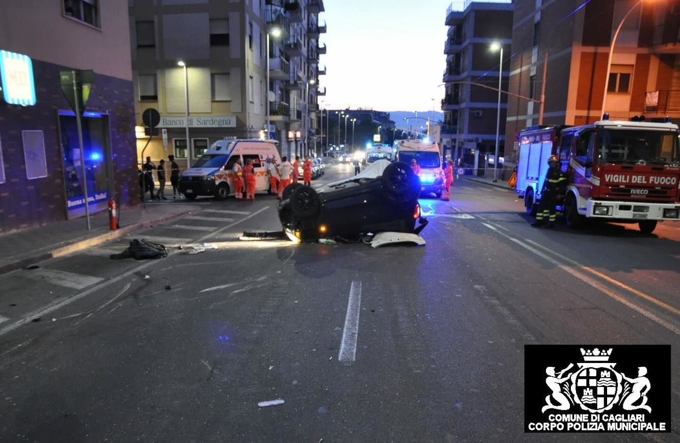 Cagliari, perde il controllo della Smart e si schianta su un palo: muore 23enne