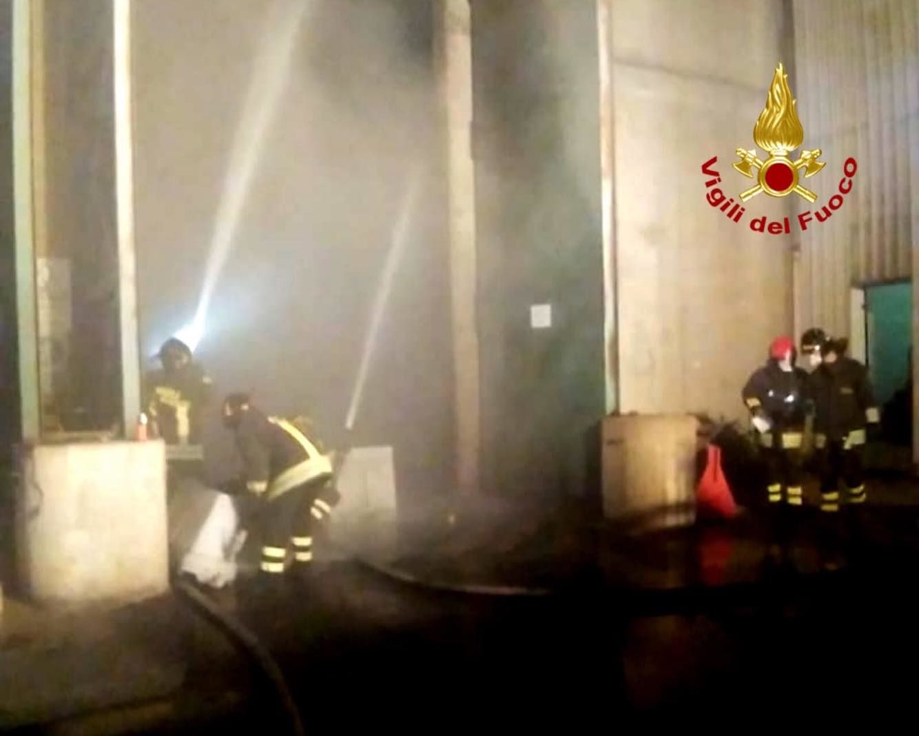 Incendio in un deposito rifiuti a Macchiareddu: ore di lavoro per i vigili per domare il rogo