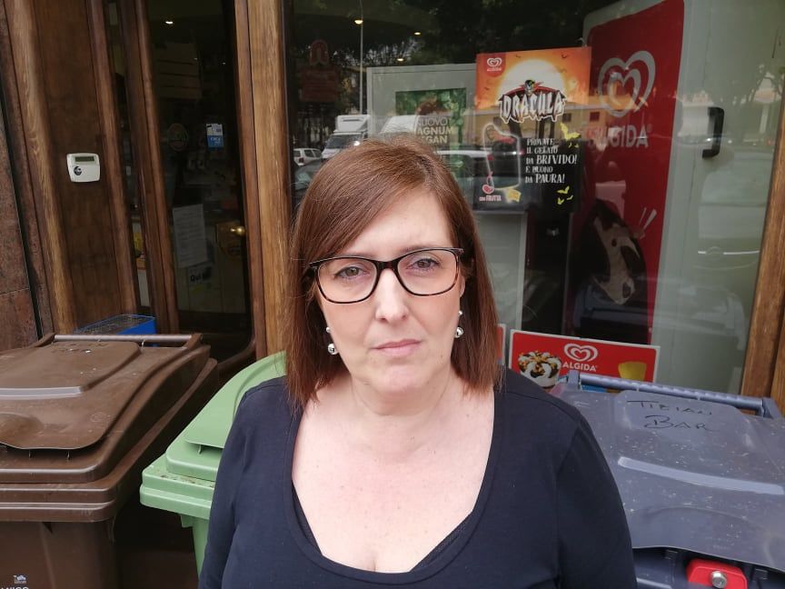 Barbara, barista di Cagliari: “Pago oltre 10 euro al mese per le buste dei mastelli, le voglio gratis”