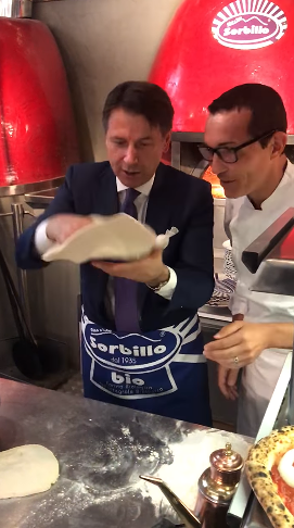 Conte show a Napoli: il premier fa la pizza col metodo dello “schiaffo”