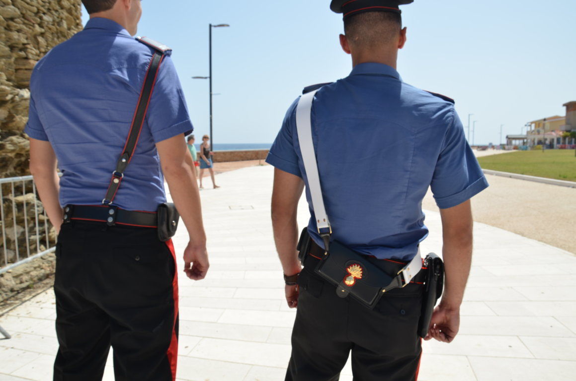 Rubano alcolici dal bar, poi picchiano il personale: denunciati 14 turisti francesi a Tortolì