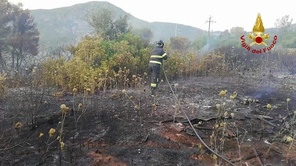 Terrore a Dolianova per un incendio a pochi metri dalle case, in azione anche un Canadair
