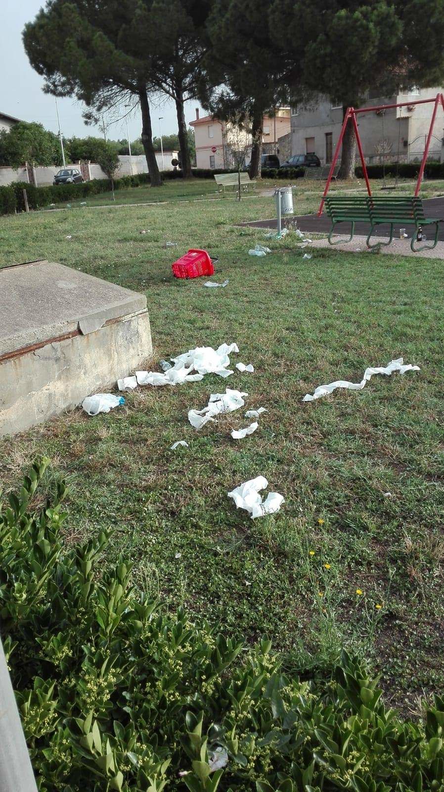 Samassi, la “festa” di fine anno scolastico trasforma il centro in un tappeto di rifiuti