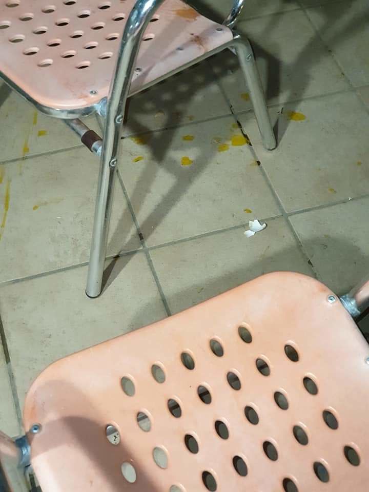 Vandali scatenati contro il ristorante di Cortexandra: “Lanci di uova e sigarette e vetrate rotte”