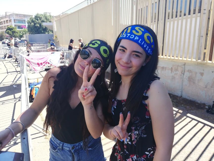 Cagliari, sole cocente e fan di Vasco già fuori dalla Fiera: “Per 70 euro ne vale davvero la pena”