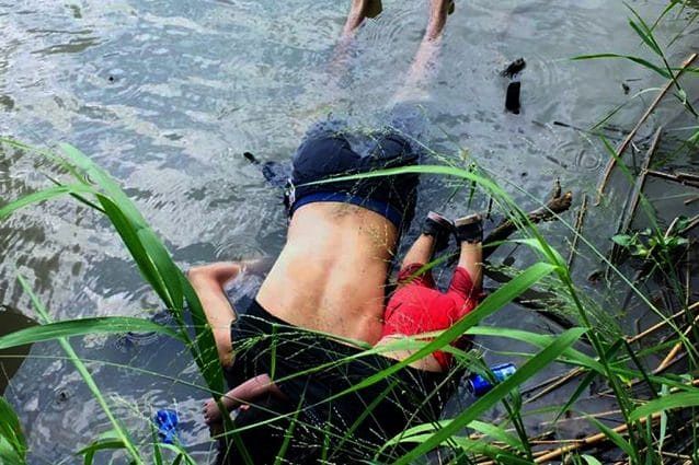 Papà e figlia morti abbracciati nel Rio Grande mentre cercavano il sogno Usa: l’immagine è devastante