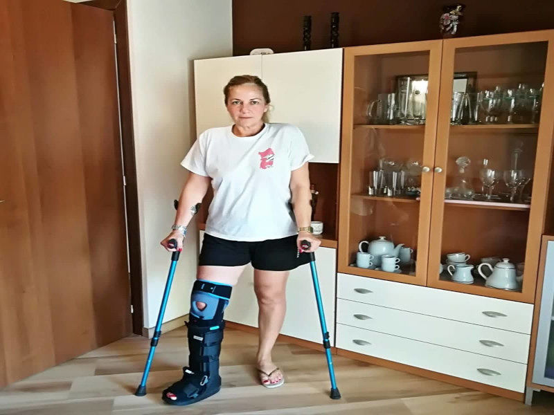 Quartu, inciampa per colpa del marciapiede distrutto e si frattura: “Denuncio il Comune”