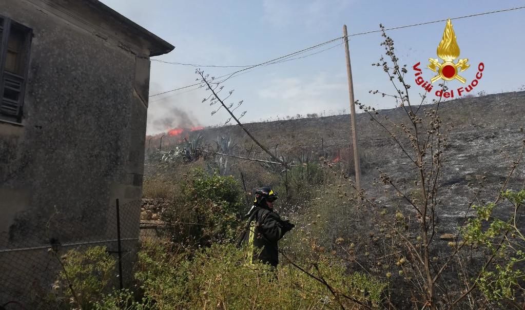 Cagliari, vasto incendio a Tuvixeddu: le fiamme minacciano le abitazioni