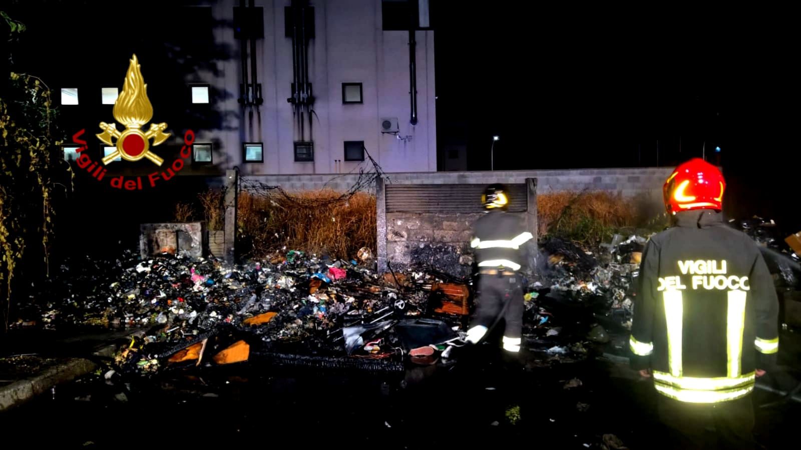 Notte di fuoco a Pirri, in fiamme un cumulo di rifiuti in via Del Lentischio