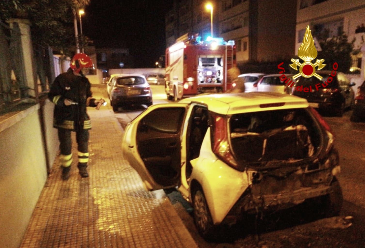 Auto in fiamme a Quartu, intervengono i vigili del fuoco